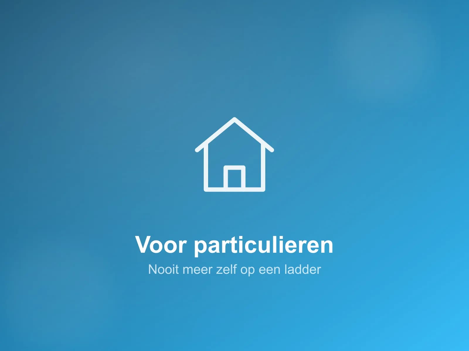 Gezinswoning met glanzend gewassen ramen in de zon